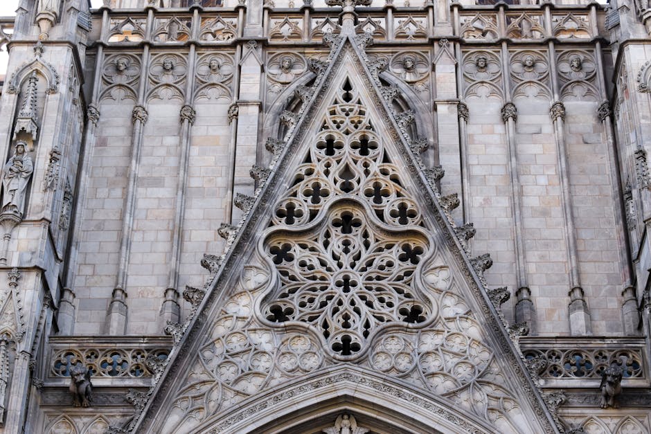 Vue aérienne de la Cathédrale Notre-Dame de Strasbourg montrant sa flèche de 142 mètres de hauteur